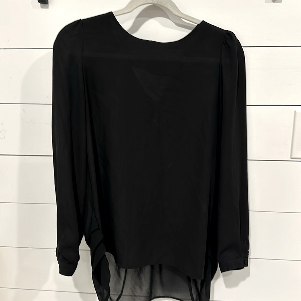 Everly Medium black blouse longer in back thin fabric